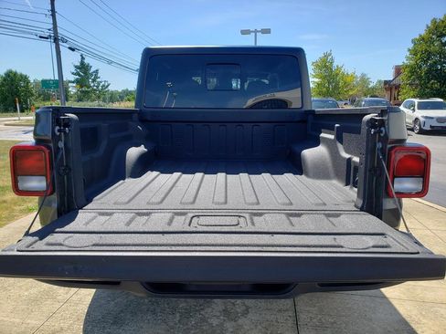 Used 2025 Jeep Gladiator Sport image 13