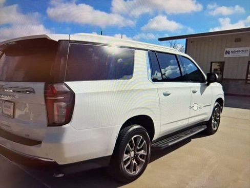 Used 2021 Chevrolet Suburban LT w/ LT Signature Package RWD image 4