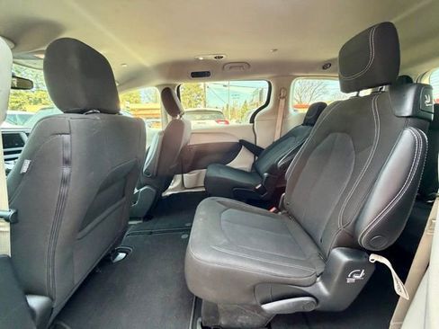 Used 2023 Chrysler Voyager LX image 16