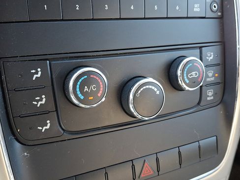 Used 2011 Jeep Grand Cherokee Laredo image 23