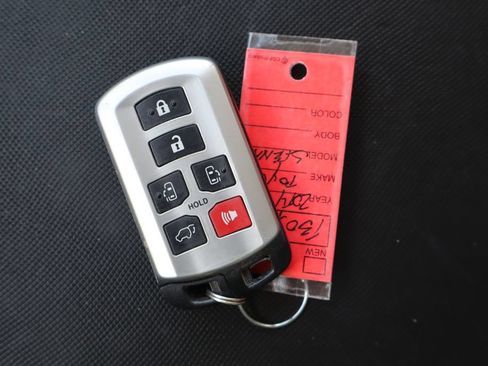 Used 2014 Toyota Sienna XLE w/ XLE Premium Package FWD image 49
