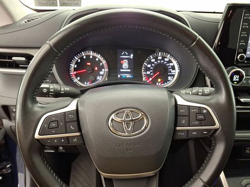 Used 2022 Toyota Highlander LE AWD/4WD image 8
