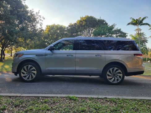 Used 2024 Lincoln Navigator L Premiere 4x4 4dr SUV image 4