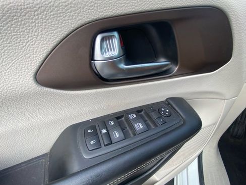 Used 2022 Chrysler Voyager LX image 17