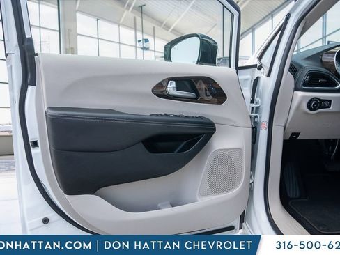 Used 2023 Chrysler Pacifica Limited FWD image 17