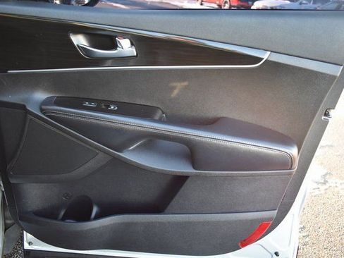 Used 2019 Kia Sorento LX image 39