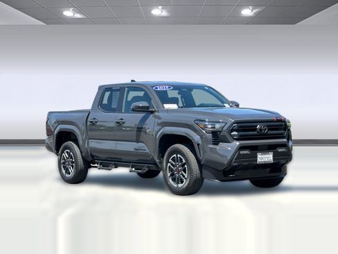 Used 2025 Toyota Tacoma SR5 AWD/4WD image 6