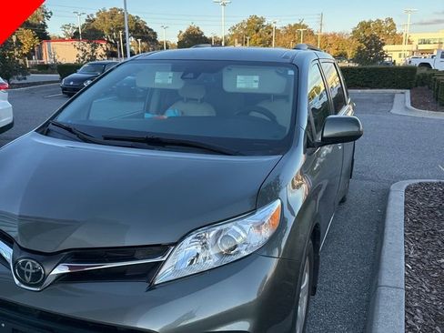 Used 2020 Toyota Sienna LE image 1