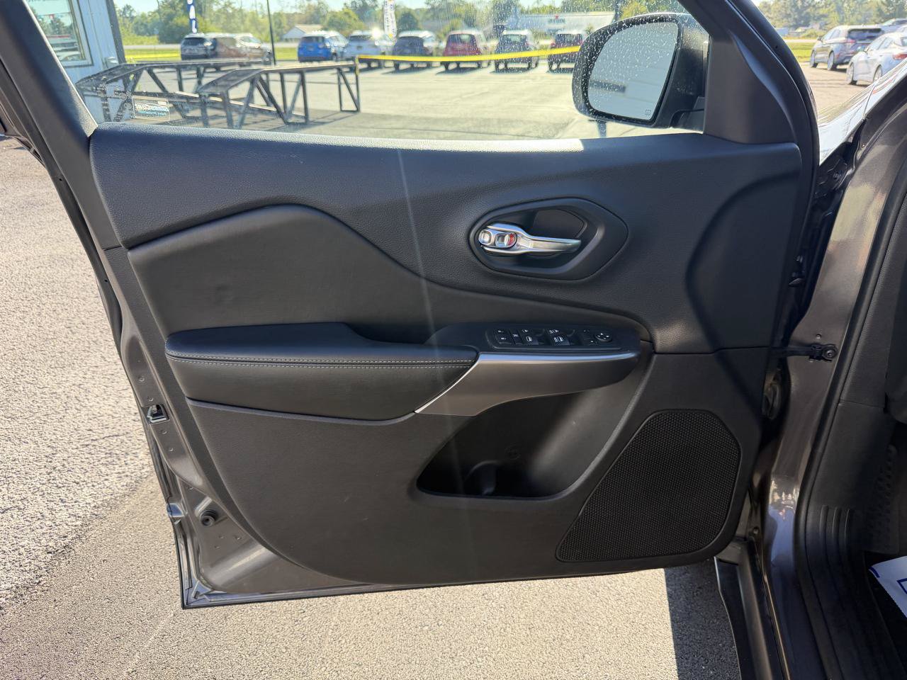 Used 2019 Jeep Cherokee Latitude Plus w/ Cold Weather Group AWD/4WD image 12