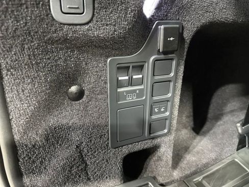 Used 2024 Land Rover Discovery Dynamic SE AWD/4WD image 16