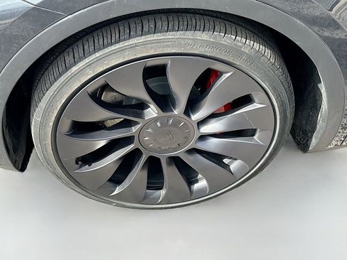 Used 2024 Tesla Model Y Performance AWD/4WD image 32