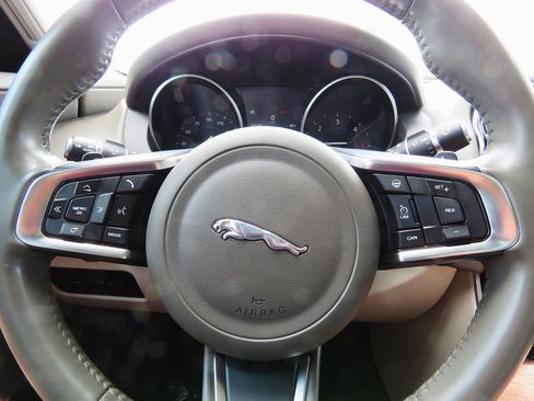 Used 2018 Jaguar XE Prestige image 22