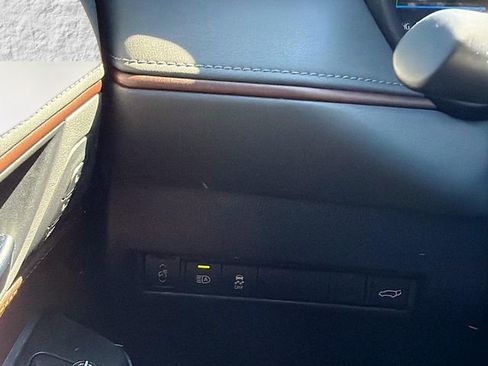 Used 2023 Toyota Venza XLE image 33