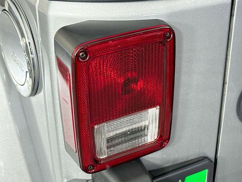 Used 2016 Jeep Wrangler Unlimited Sahara w/ Dual Top Group image 33