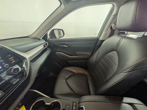 Used 2021 Toyota Highlander XLE image 28