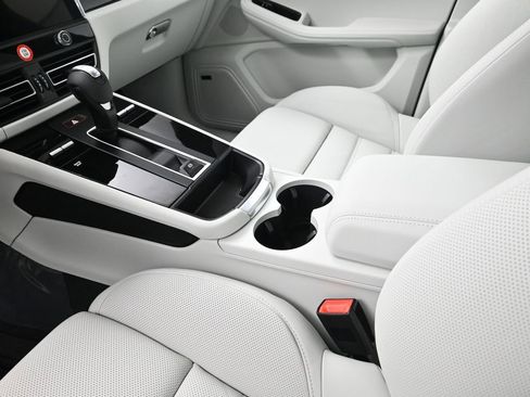 New 2026 Porsche Macan image 22