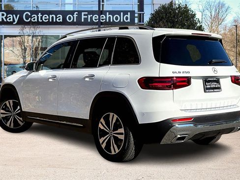 Used 2025 Mercedes-Benz GLB 250 4MATIC image 12