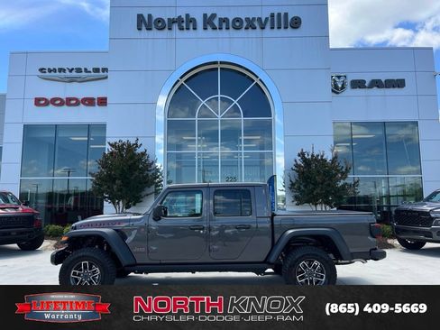 Used 2025 Jeep Gladiator Mojave AWD/4WD image 2