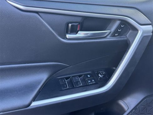 Used 2022 Toyota RAV4 XLE Premium image 15