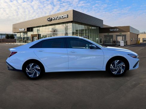 Used 2025 Hyundai Elantra Sport image 9