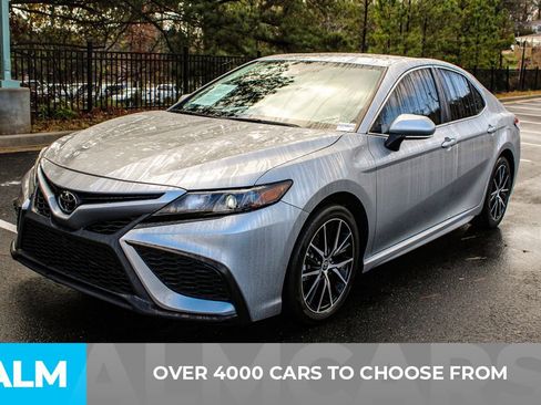 Used 2023 Toyota Camry SE image 3