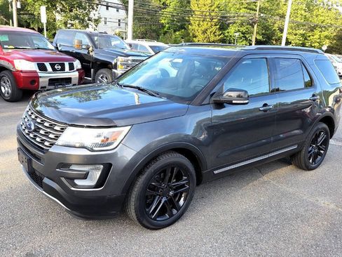 Used 2017 Ford Explorer XLT w/ Equipment Group 202A AWD/4WD image 2