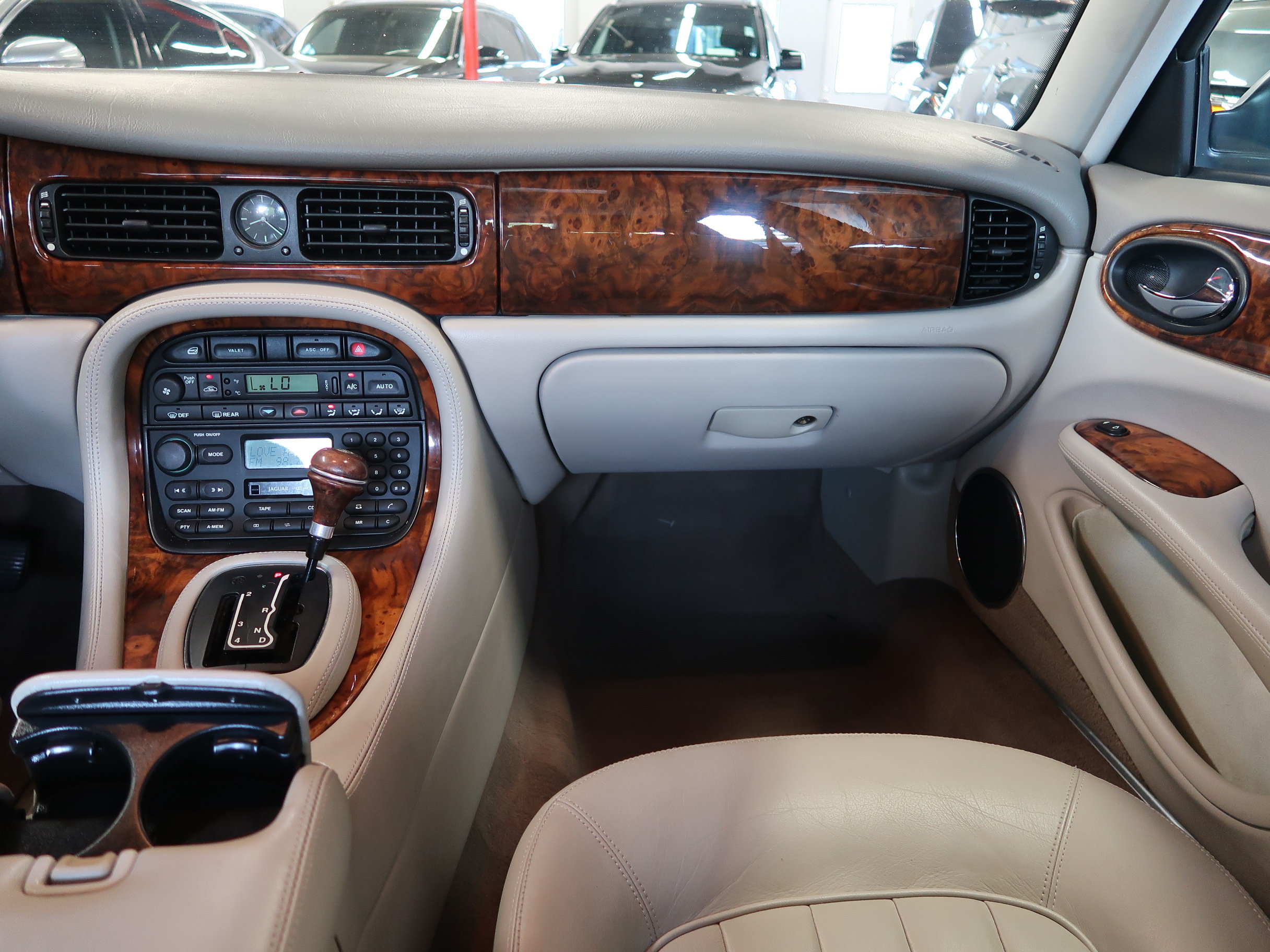 Used 1999 Jaguar XJ8 RWD image 19
