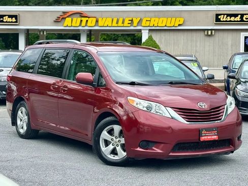 Used 2017 Toyota Sienna LE FWD image 1