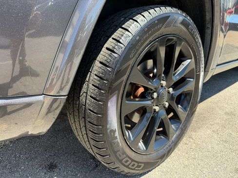Used 2017 Jeep Grand Cherokee Altitude RWD image 28