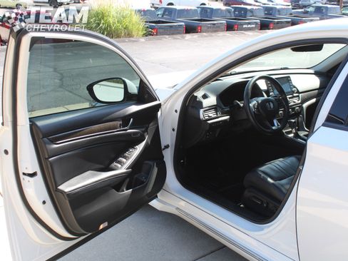 Used 2018 Honda Accord Touring image 10