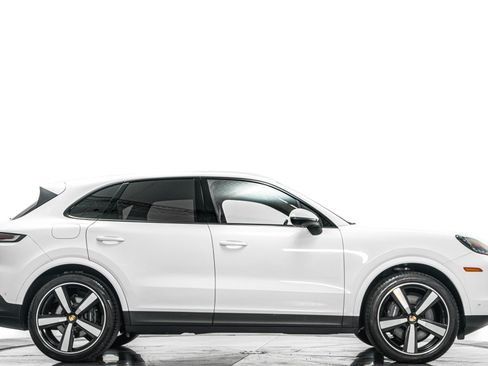 Used 2024 Porsche Cayenne AWD/4WD image 2
