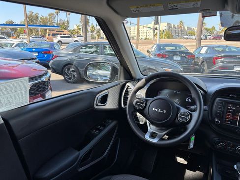Used 2025 Kia Soul LX w/ LX Technology Package FWD image 32
