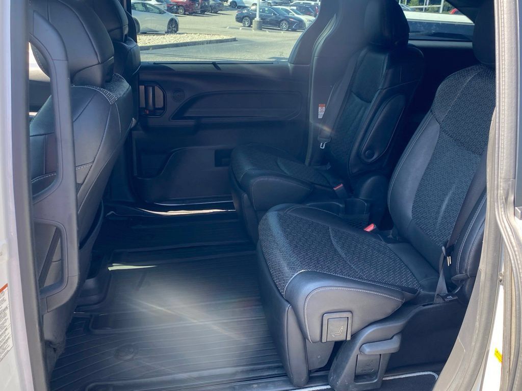 Used 2023 Toyota Sienna XSE FWD image 8