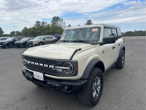 Certified 2025 Ford Bronco Badlands AWD/4WD image 1
