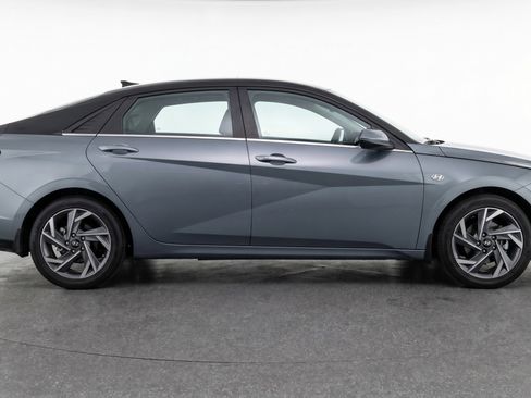 Used 2025 Hyundai Elantra SEL FWD image 11