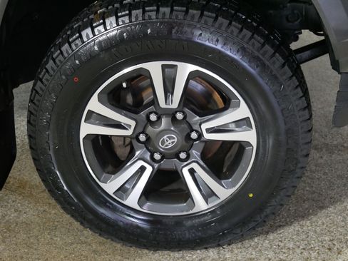 Used 2017 Toyota Tacoma TRD Sport w/ Tow Package (A/T) AWD/4WD image 15
