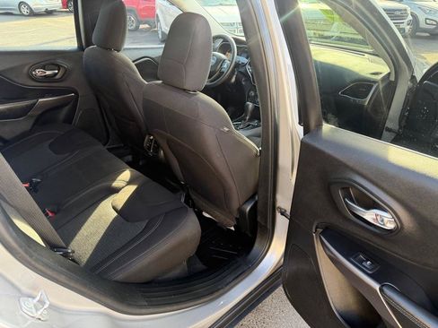 Used 2019 Jeep Cherokee Latitude w/ Popular Appearance Group FWD image 9