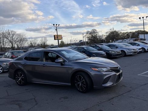 Used 2018 Toyota Camry SE w/ Moonroof Package image 4