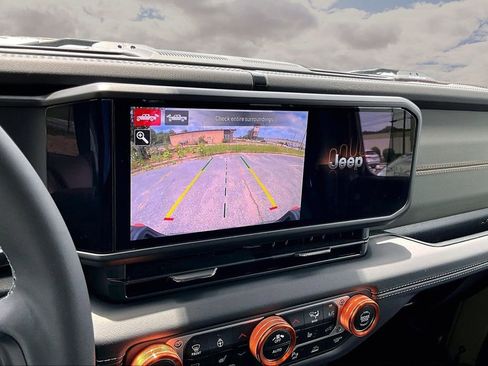 Used 2025 Jeep Gladiator Mojave AWD/4WD image 15