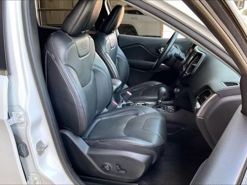 Used 2019 Jeep Cherokee Limited w/ Technology Group FWD image 6