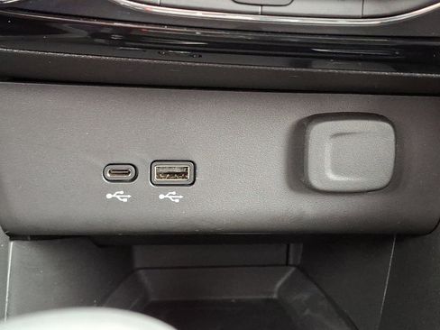 Used 2025 Buick Encore GX Sport Touring image 25