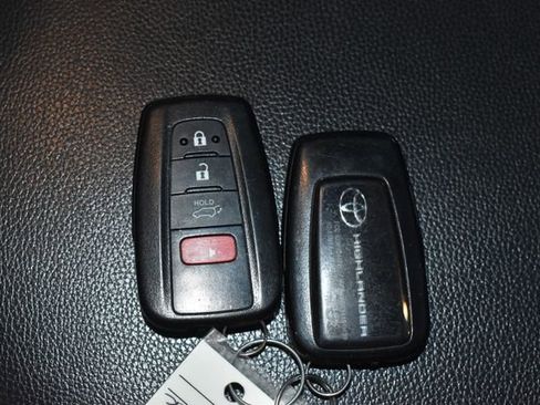 Used 2020 Toyota Highlander XLE image 25