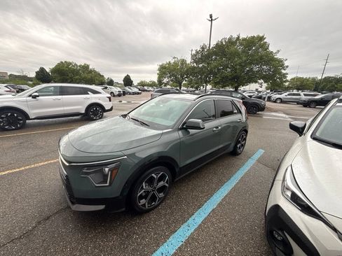 Used 2023 Kia Niro EX Touring FWD image 3