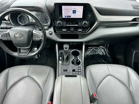 Used 2023 Toyota Highlander XLE AWD/4WD image 16