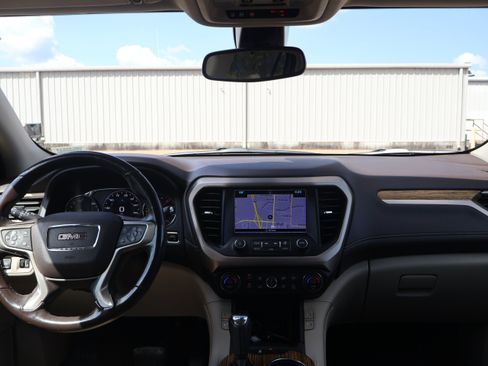 Used 2019 GMC Acadia Denali w/ Technology Package FWD image 10