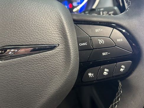 Used 2025 Chrysler Pacifica Limited image 20