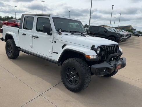 Used 2022 Jeep Gladiator Sport AWD/4WD image 2