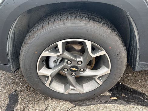 Used 2025 Chevrolet Trax LT FWD image 9