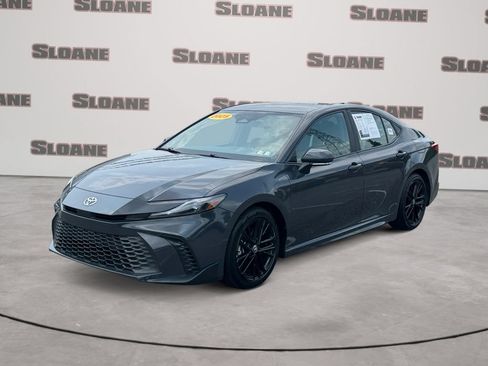 Used 2025 Toyota Camry SE FWD image 1