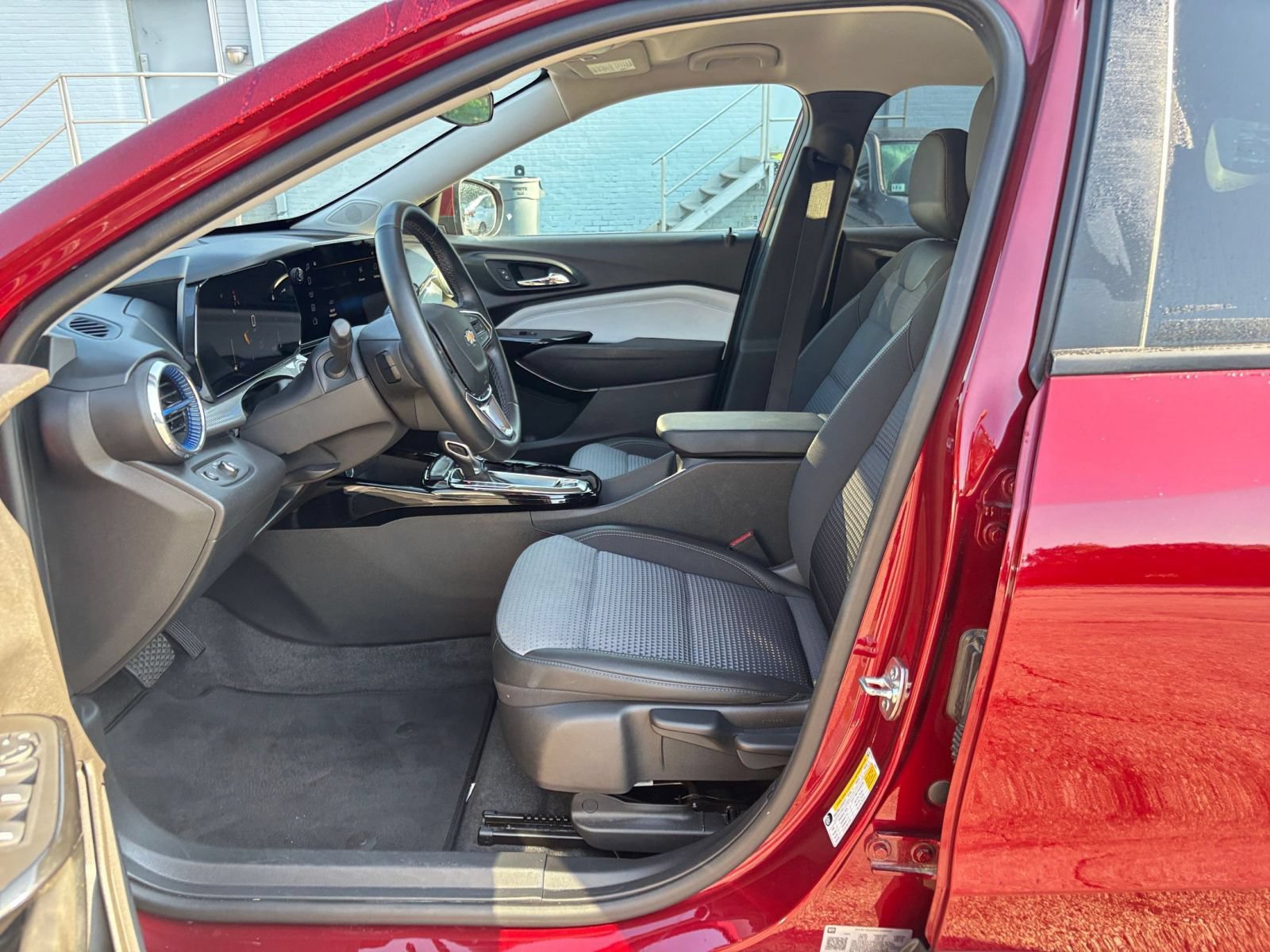 Used 2025 Chevrolet Trax LT w/ LT Convenience Package FWD image 26